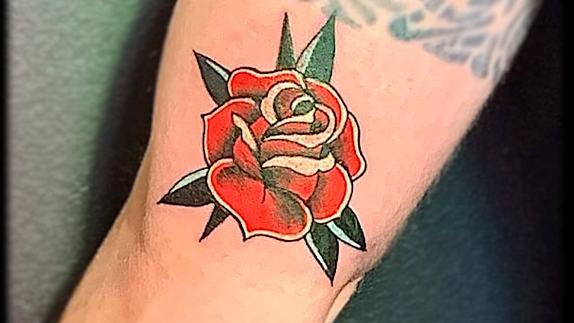 J jette l’encre bras “Rose” Tattoo