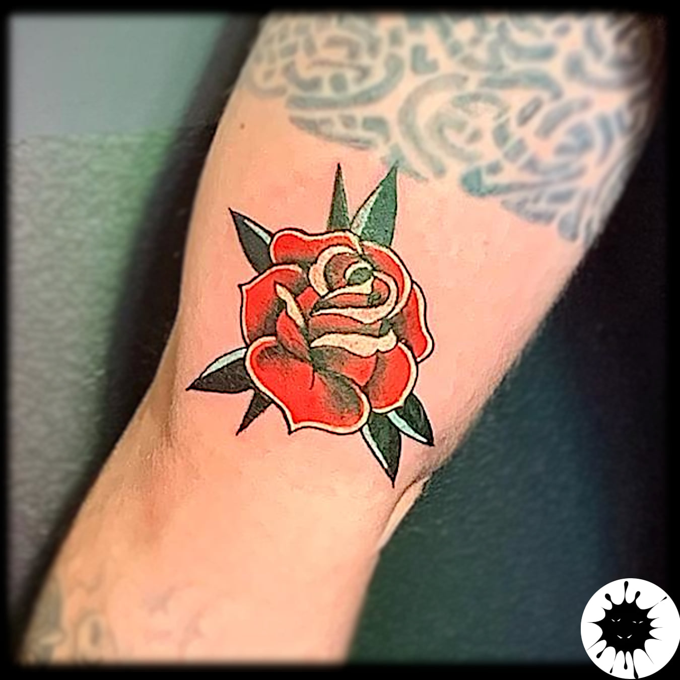 J jette l’encre bras “Rose” Tattoo