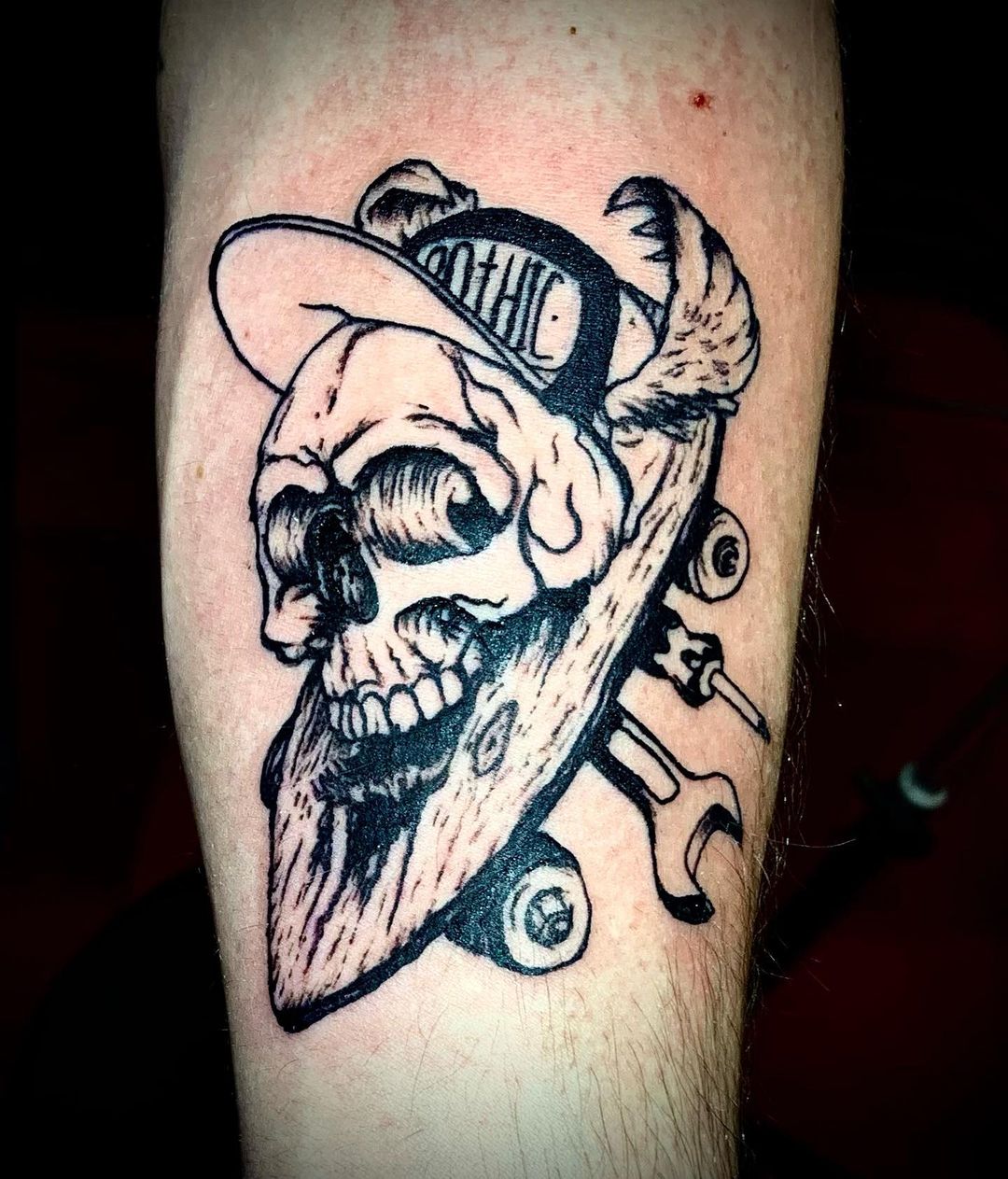 J jette l’encre avant-bras “Skull & Skate” Tattoo