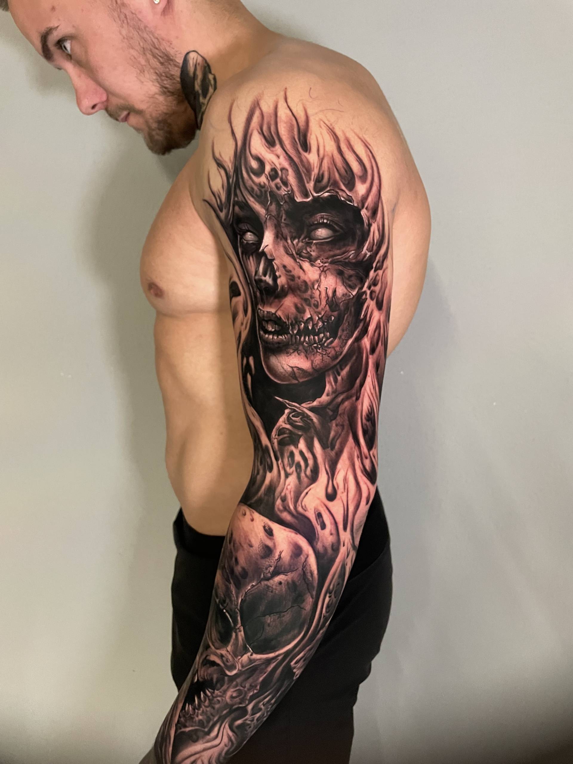 Kéké le boucher bras skull portrait